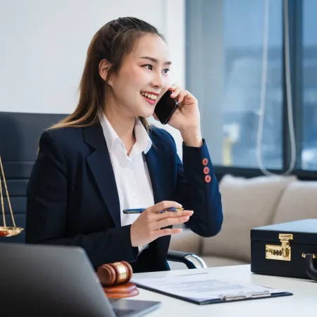 in-asian-legal-compliance-faculty-of-law-legal-counseling-office-female-lawyer-reads-contract